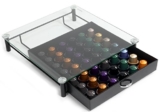 Amtido Nespresso Kapselhalter Kaffeekapseln Aufbewahrungsbox: Edle Schubladenbox für bis zu 42 Kapseln & Glasplatte als Stellfläche für die Espressomaschine - Kapselpender für Aufbewahrung von Kaffee - 1
